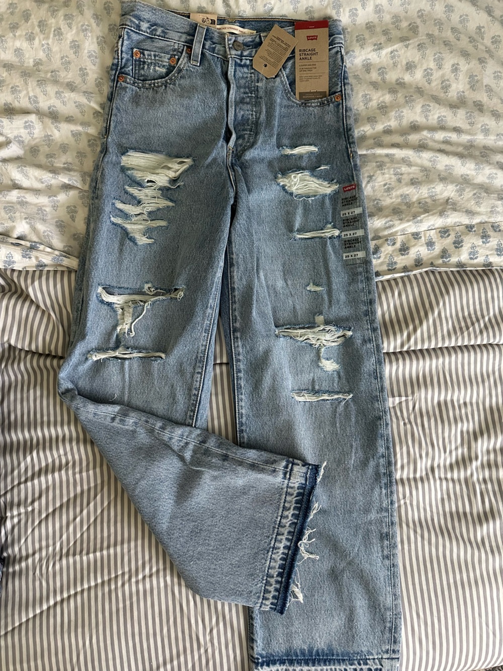 Levi's Light Blue Distressed Relaxed Jeans Ribcage straight Ankle